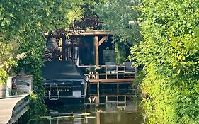 Casa aan de Plas, B&B met hottub en jacuzzi